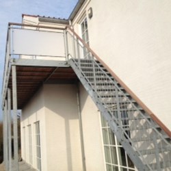 Galvaniseret trappe og altan ved Springvandstorvet i Blokhus